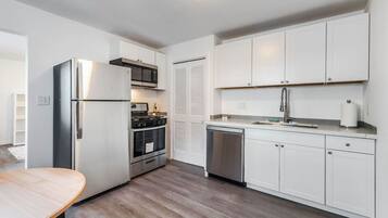 Fridge, microwave, stovetop, dishwasher