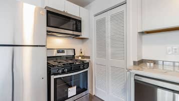 Wasserkocher mit Kaffee-/Teezubehör, Kühlschrank, Mikrowelle, Herdplatte