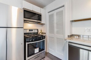Fridge, microwave, stovetop, dishwasher