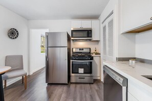 Fridge, microwave, stovetop, dishwasher