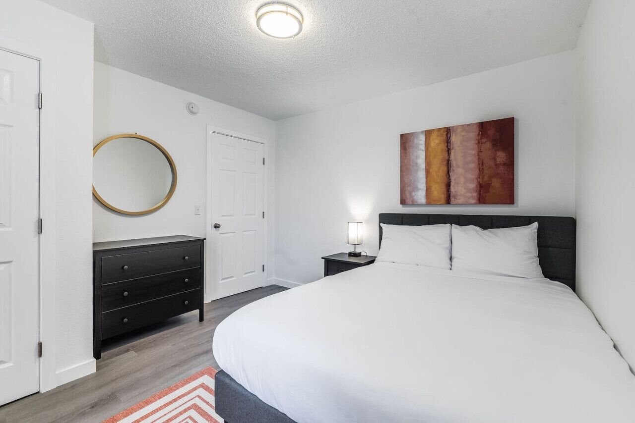 1 habitación, escritorio, tabla de planchar con plancha y wifi 