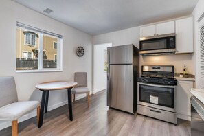 Fridge, microwave, stovetop, dishwasher