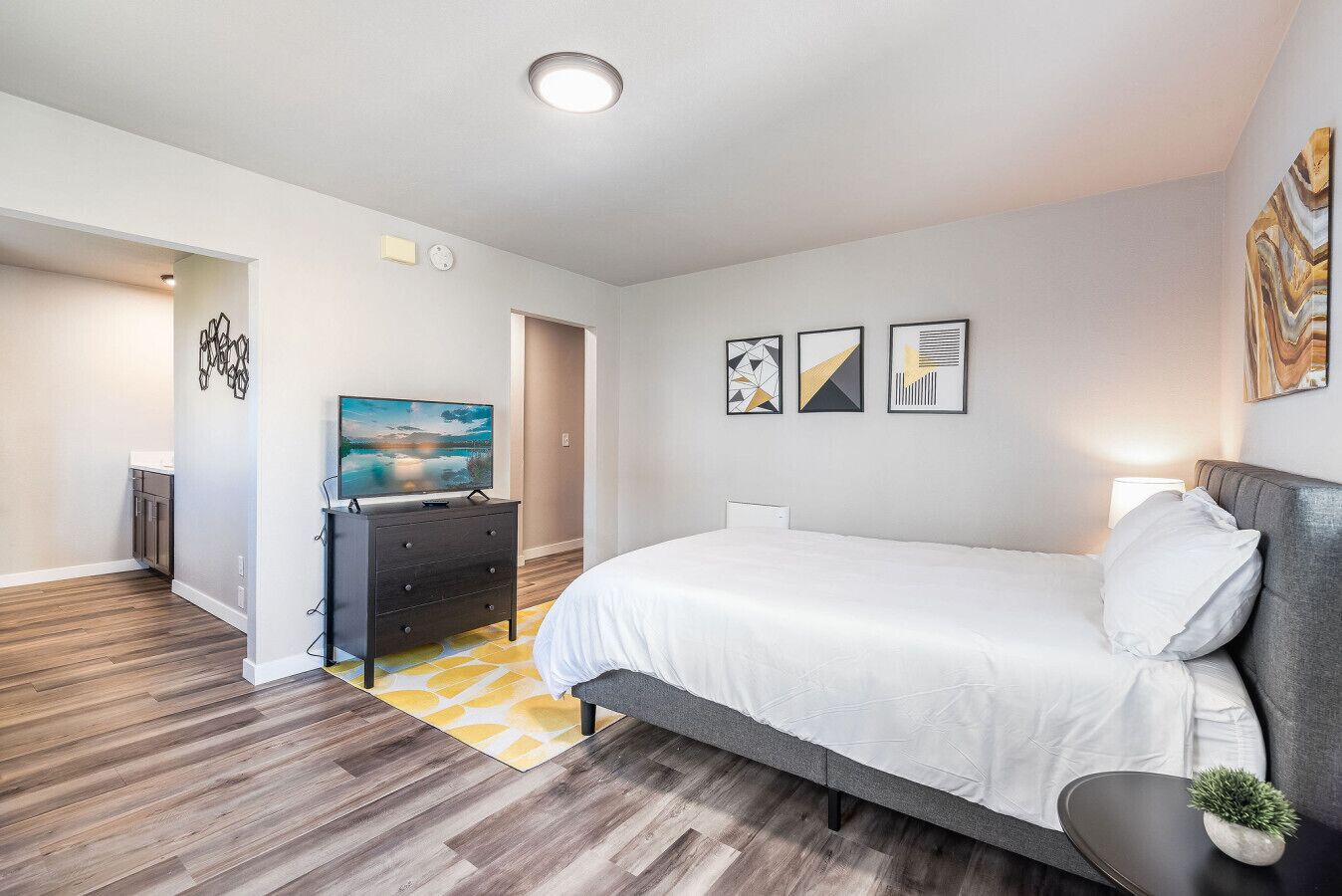 办公桌、熨斗/熨衣板、WiFi、床单