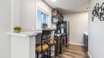 Geladeira, micro-ondas, fogão, cooktop