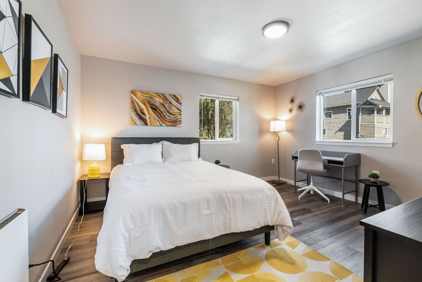 办公桌、熨斗/熨衣板、WiFi、床单