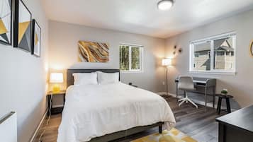 Escritorio, tabla de planchar con plancha, wifi y ropa de cama