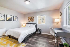 Desk, iron/ironing board, WiFi, bed sheets