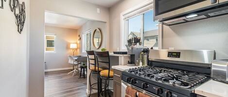 Réfrigérateur, four à micro-ondes, un four, surface de cuisson