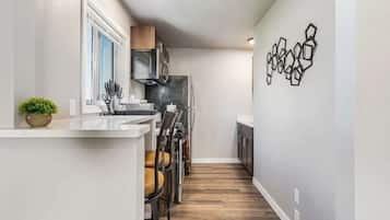 Geladeira, micro-ondas, fogão, cooktop