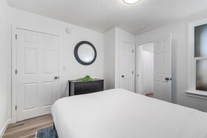 1 habitación, escritorio, tabla de planchar con plancha y wifi 