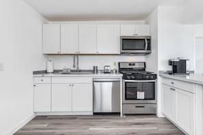 Kühlschrank, Mikrowelle, Ofen, Herdplatte