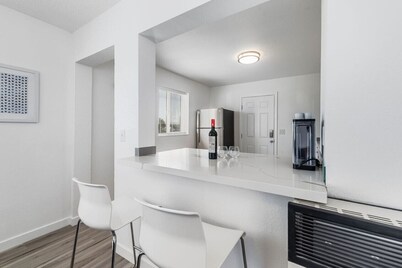 Fresh 1BR/1BA in Downtown Tacoma - 2