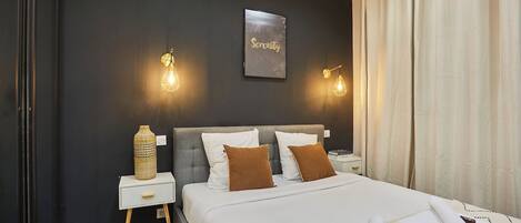 Appartement | Een laptopwerkplek, een strijkplank/strijkijzer, beddengoed