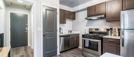 Kühlschrank, Mikrowelle, Ofen, Herdplatte