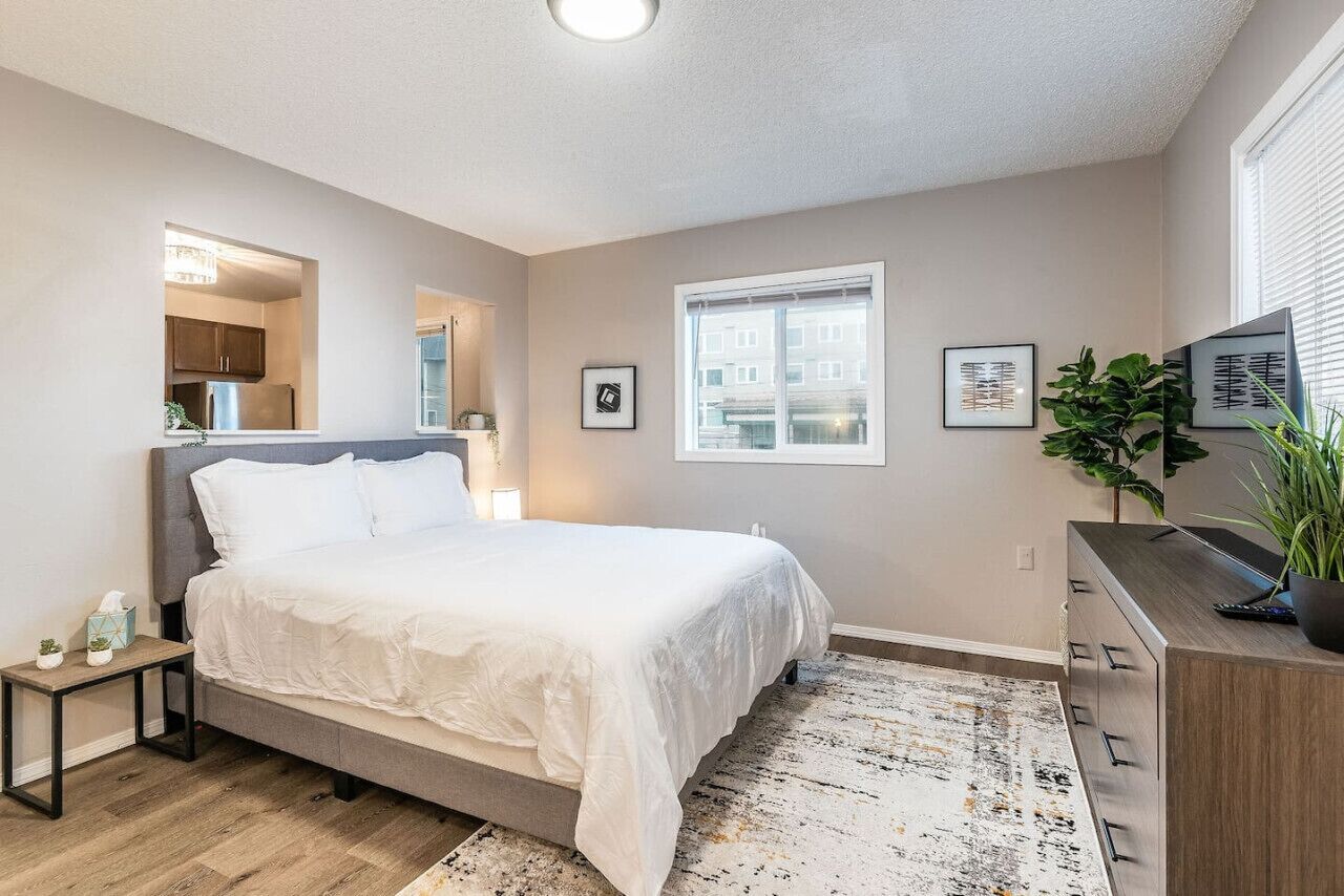 Desk, iron/ironing board, WiFi, bed sheets