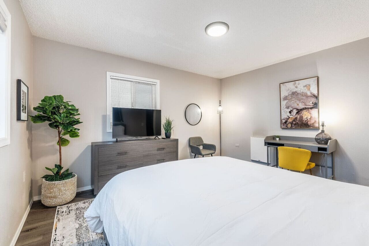 Escritorio, tabla de planchar con plancha, wifi y ropa de cama 