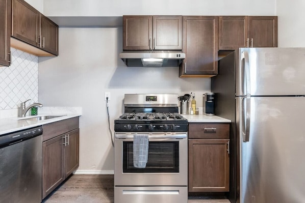 ثلاجة، ميكروويف، فرن، موقد طهي مسطح