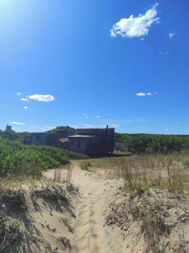 Encantadora casa de dos habitaciones en Barra de Valizas frente a la playa