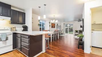 Fridge, microwave, stovetop, dishwasher