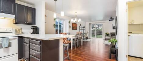 Réfrigérateur, micro-ondes, plaque de cuisson, lave-vaisselle