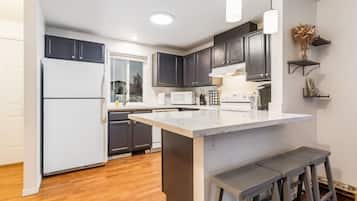 Kühlschrank, Mikrowelle, Herdplatte, Geschirrspüler