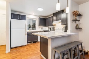 Kühlschrank, Mikrowelle, Herdplatte, Geschirrspüler