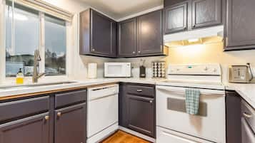 Fridge, microwave, stovetop, dishwasher