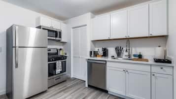 Kühlschrank, Mikrowelle, Ofen, Herdplatte