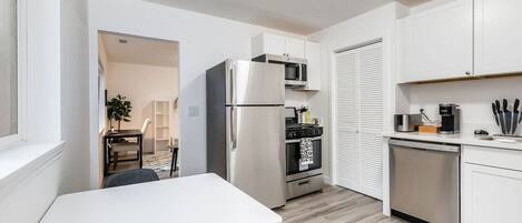 Køleskab, mikrobølgeovn, ovn, kogeplade