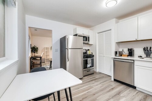 Lovely 1BR Private Downtown Hub - 10