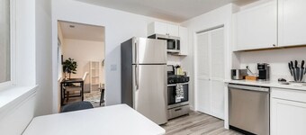 Lovely 1BR Private Downtown Hub - 10