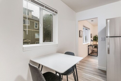 Lovely 1BR Private Downtown Hub - 10