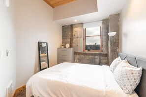 2 habitaciones, escritorio, tabla de planchar con plancha y wifi 
