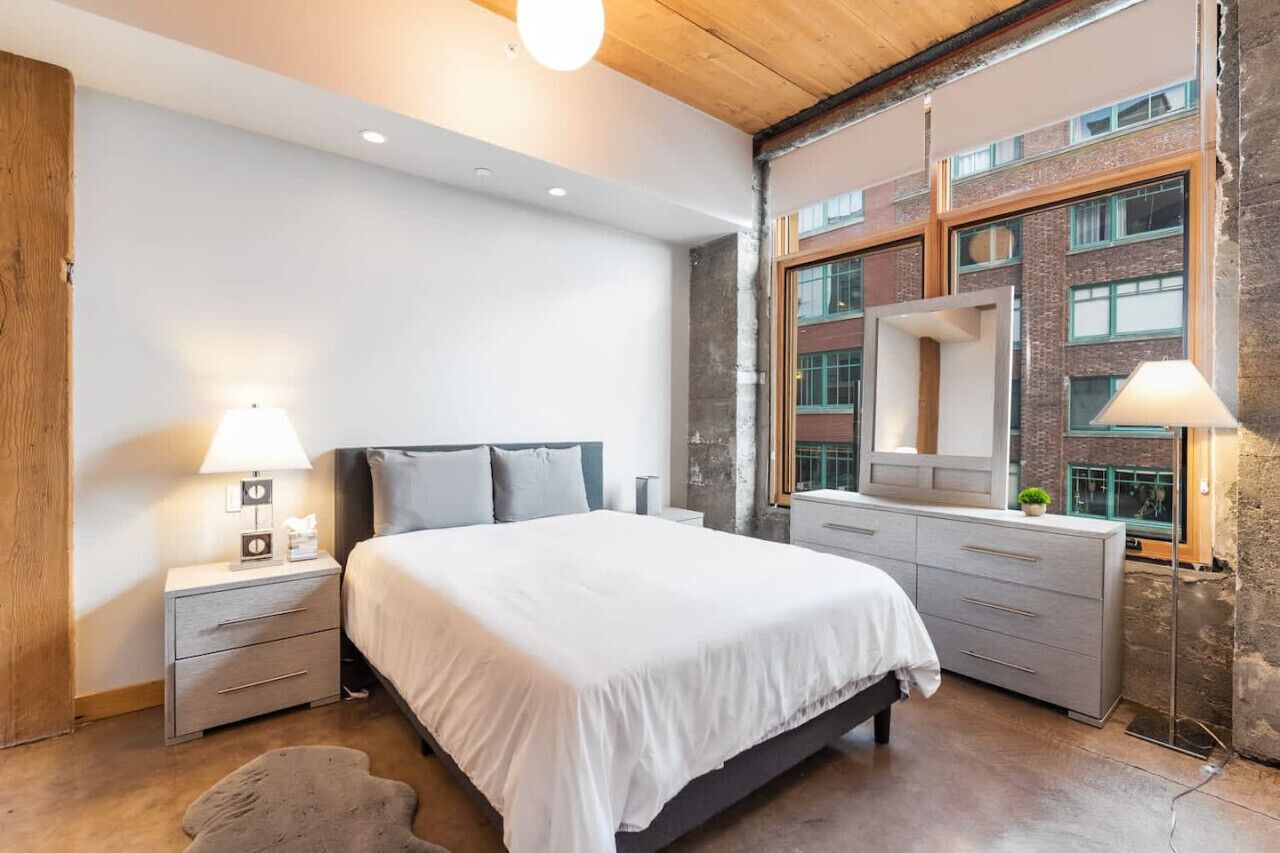 2 bedrooms, desk, iron/ironing board, WiFi