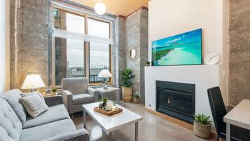 Télévision, cheminée