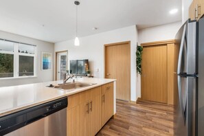 Fridge, microwave, oven, stovetop - Modern 1BR 1BA+Den!| Redmond| Fit for Long Stays-4 (Redmond)