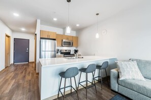 Interior - Modern 1BR 1BA+Den!| Redmond| Fit for Long Stays-4 (Redmond)