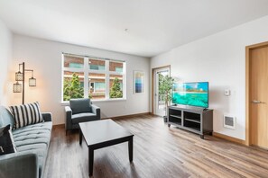 TV - Spacious Modern 1BR 1BA | Downtown Redmond - 2 (Redmond)