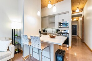 Réfrigérateur, four à micro-ondes, un four, surface de cuisson