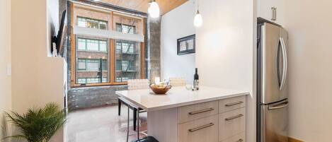 Réfrigérateur, micro-ondes, four, plaque de cuisson