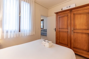 1 slaapkamer, een strijkplank/strijkijzer, gratis wifi, beddengoed