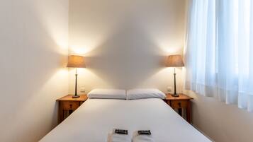 1 dormitorio, tabla de planchar con plancha, wifi gratis y ropa de cama