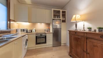Fridge, microwave, oven, coffee/tea maker