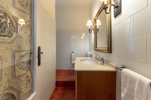 Douche, séchoir à cheveux, serviettes fournies