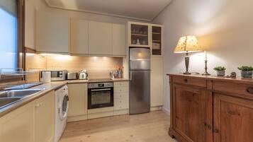 Fridge, microwave, oven, coffee/tea maker