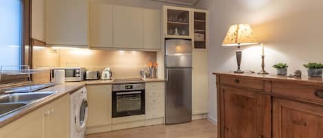 Fridge, microwave, oven, coffee/tea maker