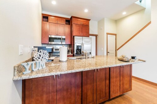 <1 mi to Dome | 3BD 2.5BA | Townhouse | Garage -24