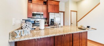 <1 mi to Dome | 3BD 2.5BA | Townhouse | Garage -24