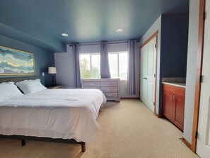 3 bedrooms, desk, iron/ironing board, WiFi