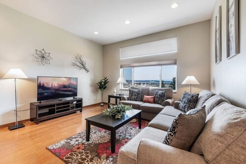 <1 mi to Dome | 3BD 2.5BA | Townhouse | Garage -22